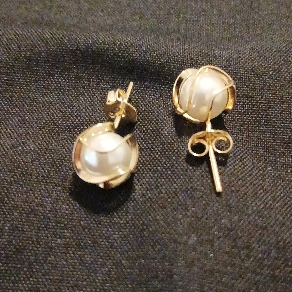 Elegant Gold and Pearl Earrings - Picture 3 of 3